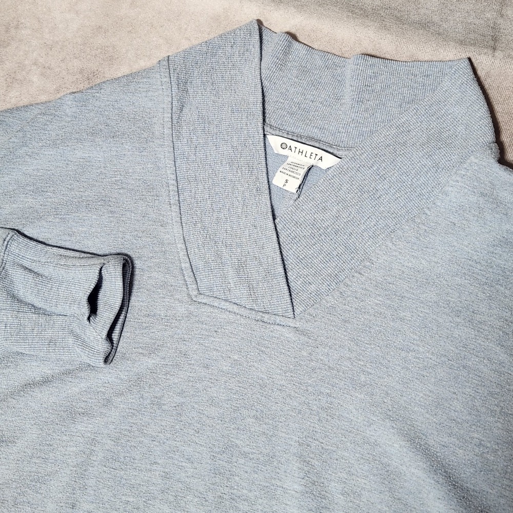ATHLETA light Blue V-Neck pullover Thumbholes sweatshirt long sleeve Size small